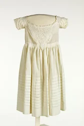 Taufkleid für Jungen mit Ayrshire-Stickerei an Vorderseite und Ärmeln, ca. 1850