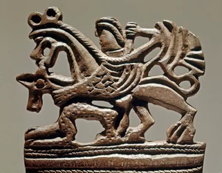 Skythische Kunst: Apollon auf einem Greifen - 4. Jahrhundert v. Chr. - Bronzeverzierung eines Tanks - Eremitage, Sankt Petersburg