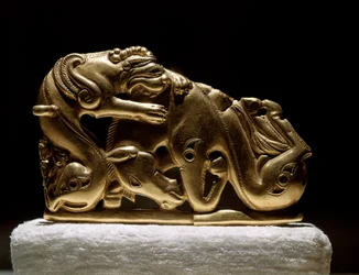 Skythische Kunst: Goldene Gürtelspange mit Darstellung eines Greifen, der ein Pferd angreift. Aus Chiliktin. 5.-4. Jahrhundert v. Chr. Sankt Petersburg, Eremitage