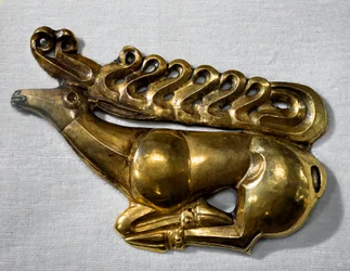 Skythische Kunst: Schildemblem in Form eines liegenden Hirsches. Goldobjekt aus dem Ende des 7., Anfang des 6. Jahrhunderts v. Chr. Sankt Petersburg, Eremitage-Museum