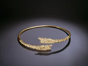 Torque mit Löwen, die an den Enden Eber angreifen (Gold)