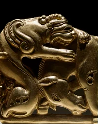 Skythische Kunst: Goldene Gürtelspange, die einen Greif zeigt, der ein Pferd angreift (Detail)