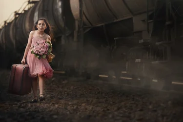 Reise im rosa Kleid