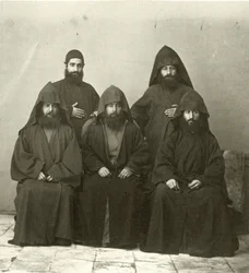 Gruppe von 5 armenischen Priestern im Hof des Mittelmeerhotels, Jerusalem, 1867