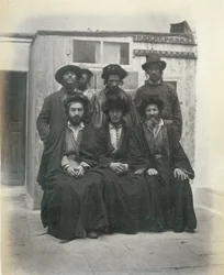 Gruppe von 7 polnischen Juden im Hof des Mittelmeerhotels, Jerusalem, 1867
