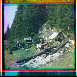 Sergei Prokudin-Gorskii und andere am Lagerplatz, Fluss Chusovala, Uralgebirge, Russland