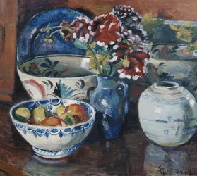 Arrangement mit Krügen und Blumen