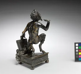 Kniender Satyr