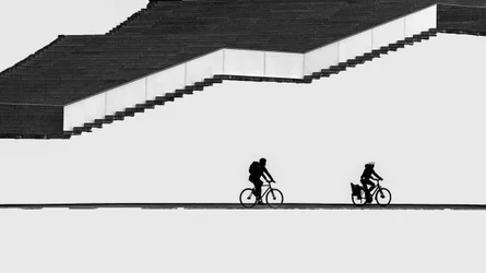 Silhouettierte Radfahrer Treppen