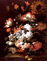 Tulpen, Nelken, Sonnenblumen und andere Blumen in einer Urne auf einem Steinsims