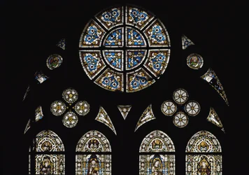 Detail der zentralen Rosette, mit Symbolen der Evangelisten in den ovalen Fenstern