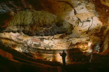 Halle der Stiere füllt die Kalksteinwände in der Höhle von Lascaux