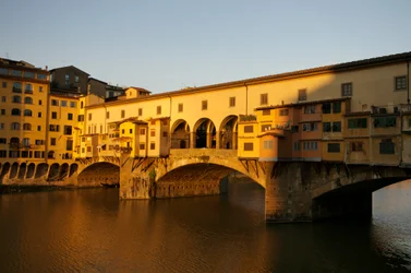 Italien, Florenz, Sonnenaufgang auf der Ponte Vecchio bei Morgendämmerung, 2022 (Foto)