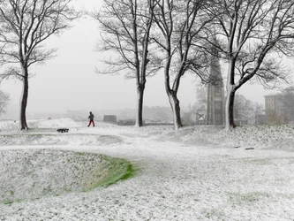 Einsame Figur, die während eines Schneesturms in der Festung Kopenhagen spaziert, Dänemark, 2022 (Foto)