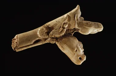 Dreiköpfiger Speerwerfer, ein prähistorischer Hornstab
