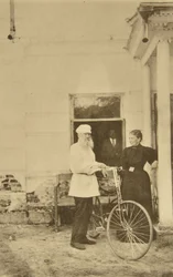 Der russische Schriftsteller Leo Tolstoi mit einem Fahrrad, Russland, 1890er Jahre