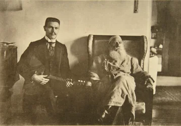 Der russische Autor Leo Tolstoi mit dem Balalaikaspieler Boris Troyanovsky, Russland, 1909