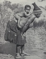 Frau trägt ihr Baby auf dem Rücken, Südafrika