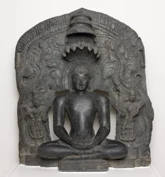 Jaina Tirthankara Parshvanatha mit Schlangenkapuze im Meditationssitz (Dhyanamudra), aus Karnataka, Indien