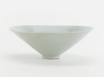 Schale mit geformtem Design von Phönix und Blumen, ca. 1200