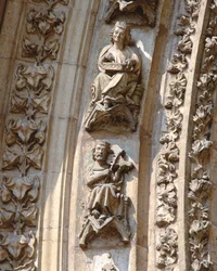 Archivolte des zentralen Portals der Westfassade, Detail eines Geigers und eines Zitherspielers, ca. 1350-1400 (Hochrelief)