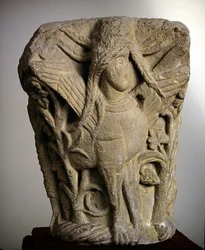 Doppelsäule, die eine Sphinx mit geflochtenem Haar darstellt