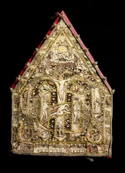 Bischofsmütze aus Gold, dekoriert mit Federmosaiken, hergestellt von spanischen Missionaren in Mexiko. 16. Jahrhundert