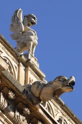 Wasserspeier und Akroterion, Detail von der Außenseite