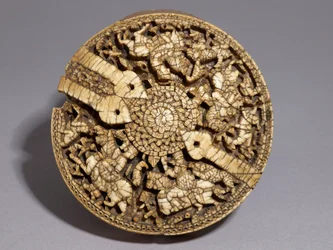 Deckel eines Behälters mit vier Jägern und Tieren, Umayyadenzeit, 998-999 n. Chr.