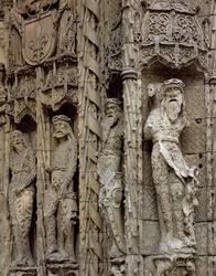 Skulpturales Detail des linken Türpfostens der Eingangsfassade, erbaut 1488-96