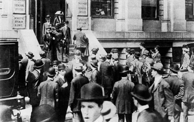Besorgte Menschenmengen vor dem Büro der White Star Line, 1912 1937