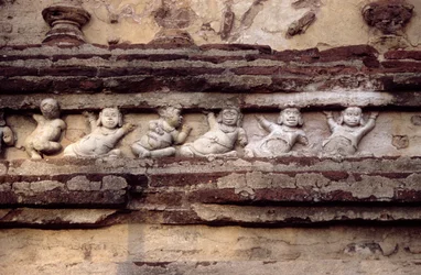Relief, das Zwerge an der Außenseite des Thivanka Imaga Hauses darstellt