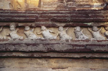Relief, das Zwerge an der Außenseite des Thivanka-Bildhauses darstellt