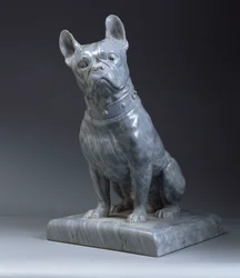 Graue Marmorskulptur eines Mopses