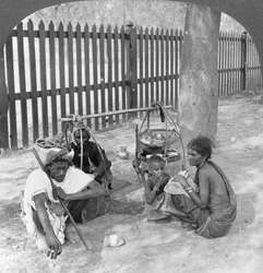 Frühstück am Straßenrand bei Mandalay, Burma, 1908