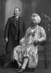 Maharaja Sir Ranbir Singh Bahadur von Jind mit einem britischen Beamten