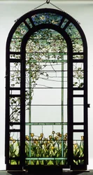 Ein bleiverglastes Gitterfenster, das Clematis-Reben darstellt, frühes 20. Jahrhundert