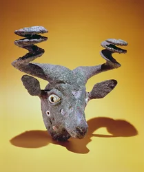 Kopf eines Stiers, aus dem Irak, ca. 2000 v. Chr. (Bronze und Muschel)
