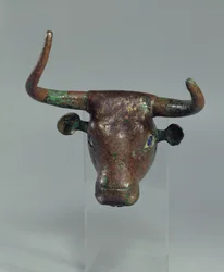 Kopf eines Stiers mit königlicher sumerischer Inschrift, Halterung für ein Möbelstück oder eine Harfe, aus Telloh (altes Girsu) Frühdynastische Periode, ca. 2500-2400 v. Chr.