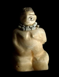 Sumerische Kunst: Alabasterfigur einer knienden Frau aus Tell es-Sawwan (3000 v. Chr.)