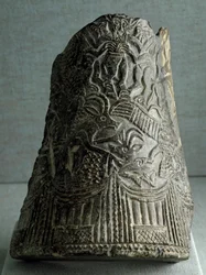 Sumerische Zivilisation: Schlangenvasenfragment aus Ostiran. Höhe 22,5 cm Periode der späten archaischen Dynastien (2500 v. Chr.) Bagdad, Nationales Irak-Museum