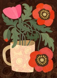 Mohnblumen in einer rosa Tasse