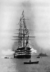 HMS Duke of Wellington feuert einen königlichen Salut als Flaggschiff in Portsmouth, Hampshire, 1896