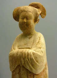 Bemalte und vergoldete Keramik, weibliche Figurine, Tang-Dynastie (618-907), Nationalmuseum Shanghai. Fotografie von Léonard de Selva, China, 2006.