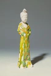 Sancai blasse Keramikfigur einer stehenden Hofdame, Tang-Dynastie