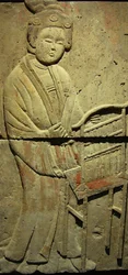Stele, die einen Musiker darstellt