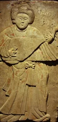 Terrakotta-Stele mit Musiker, Tang-Dynastie (618-907), entdeckt in der Provinz Shaanxi, Stelenwald-Museum in Xian. Fotografie, Leonard de Selva, China, 2006.