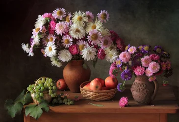 Bunte Astern und Früchte