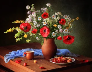 Frische Mohnblumen und Kirschen