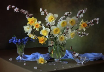 Frühlings-Narzissen-Arrangement